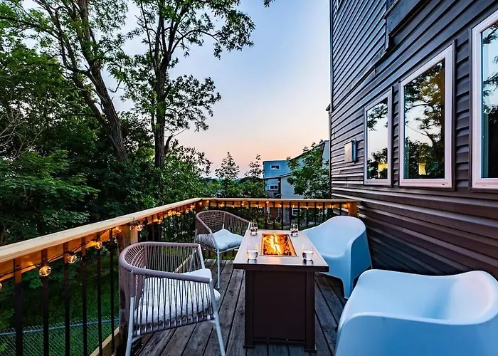 Stylish 2 King Bed Retreat Near Grandview Holiday home