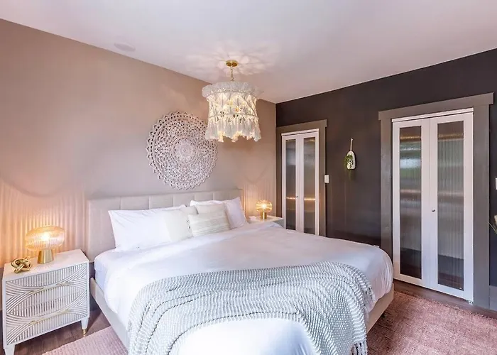 Stylish 2 King Bed Retreat Near Grandview