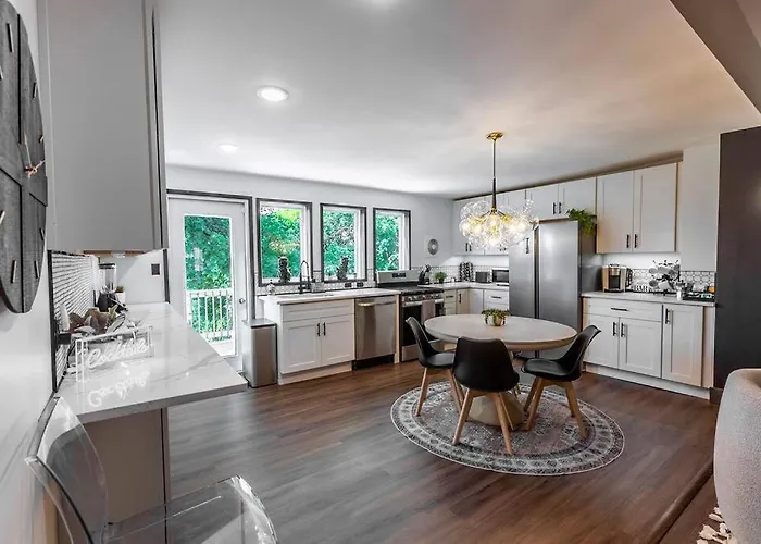 Stylish 2 King Bed Retreat Near Grandview *