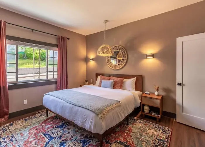 Stylish 2 King Bed Retreat Near Grandview Pittsburgh
