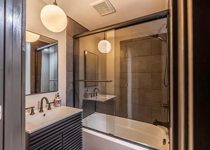Stylish 2 King Bed Retreat Near Grandview *