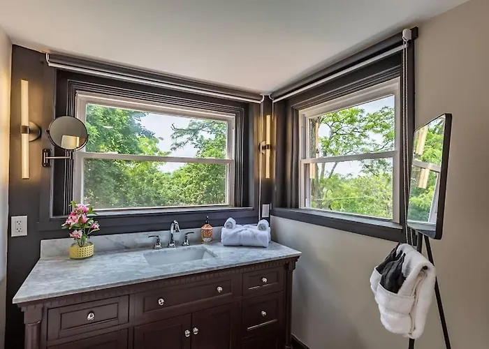 Stylish 2 King Bed Retreat Near Grandview *