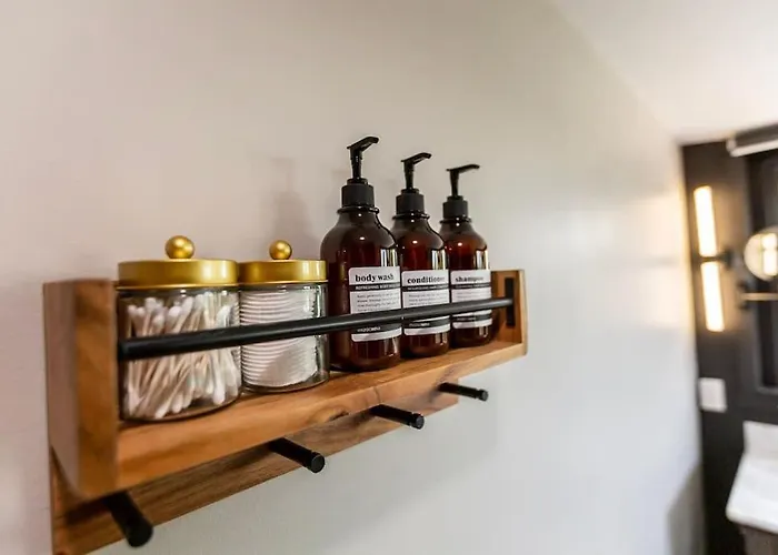 Stylish 2 King Bed Retreat Near Grandview