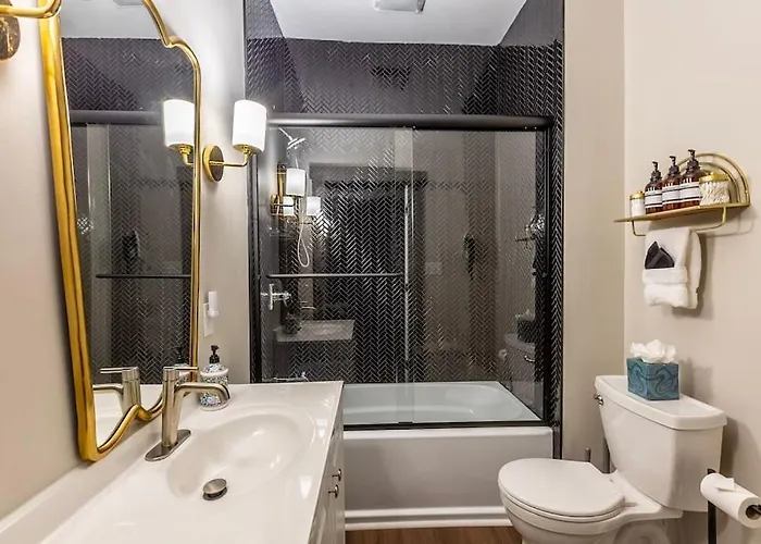 Stylish 2 King Bed Retreat Near Grandview Holiday home
